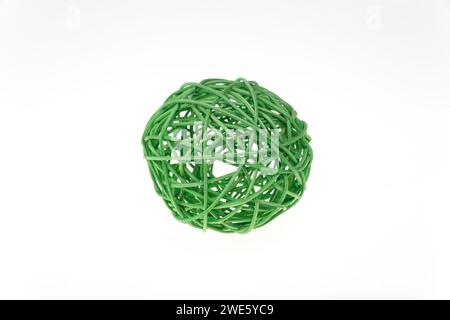 Palla verde in vimini decorativo o rattan isolata su bianco. Foto Stock