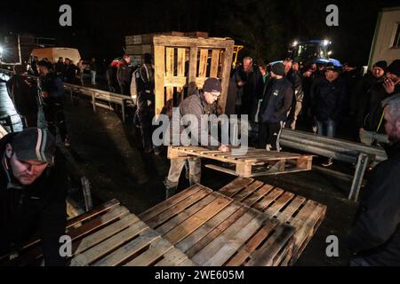 Morlaix, Francia. 23 gennaio 2024. © PHOTOPQR/LE TELEGRAM/Lionel le Saux ; MORLAIX ; 23/01/2024 ; MORLAIX (29) : des Agricolteurs bloquent la RN12 au niveau du pont routier de Morlaix, dans le sens Brest-Rennes, dans le cadre du mouvement National de la FNSEA et JA 23 gen 2024 french Farmers Strike, in french Brittany Credit: MAXPPP/Alamy Live News Foto Stock