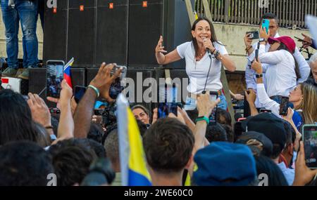 La candidata Maria Corina Machado, leader dell'opposizione venezuelana, a Plaza Belgica ad Altamira, a Caracas, il 23 gennaio 2024. Foto Stock