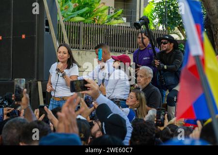 La candidata Maria Corina Machado, leader dell'opposizione venezuelana, a Plaza Belgica ad Altamira, a Caracas, il 23 gennaio 2024. Foto Stock