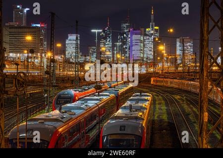 Hauptbahnhof Frankfurt - GDL Streik vom 24. bis 29. Januar 2024 Mehrere Züge stehen außer Betrieb vor dem Hauptbahnhof a Francoforte sul meno. Die Gewerkschaft Deutscher Lokomotivführer GDL Hat einen flächendeckenden Streik im Personenverkehr von Mittwoch, 24. Januar, 2 Uhr bis Montag, 29. Januar, 18 Uhr angekündigt. Die Arbeitsniederlegung bei DB Cargo Begnt Bereits AM 23. Januar, ab 18 Uhr. Der erneute Streik wird sich wieder massiv auf den gesamten deutschen Bahnbetrieb auswirken. Francoforte sul meno Hauptbahnhof Hessen Deutschland *** stazione centrale di Francoforte sciopero GDL dal 24 al 2 gennaio Foto Stock