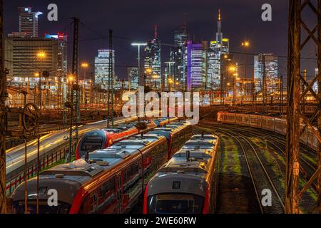 Hauptbahnhof Frankfurt - GDL Streik vom 24. bis 29. Januar 2024 Mehrere Züge stehen außer Betrieb vor dem Hauptbahnhof a Francoforte sul meno. Die Gewerkschaft Deutscher Lokomotivführer GDL Hat einen flächendeckenden Streik im Personenverkehr von Mittwoch, 24. Januar, 2 Uhr bis Montag, 29. Januar, 18 Uhr angekündigt. Die Arbeitsniederlegung bei DB Cargo Begnt Bereits AM 23. Januar, ab 18 Uhr. Der erneute Streik wird sich wieder massiv auf den gesamten deutschen Bahnbetrieb auswirken. Francoforte sul meno Hauptbahnhof Hessen Deutschland *** stazione centrale di Francoforte sciopero GDL dal 24 al 2 gennaio Foto Stock