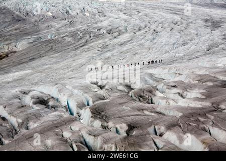 Gli escursionisti in ghiacciaio di Aletsch, Marjelesee, Vallese, Svizzera Foto Stock