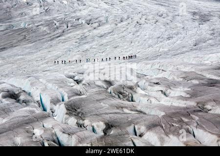 Gli escursionisti in ghiacciaio di Aletsch, Marjelesee, Vallese, Svizzera Foto Stock