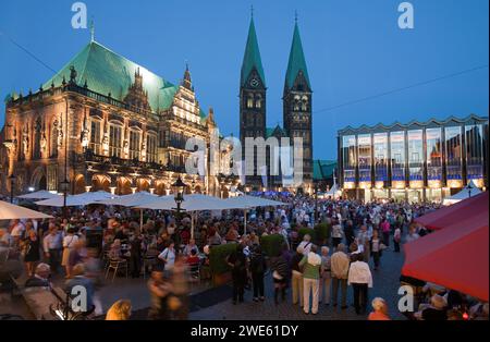La gente a Brema Town Hall di fronte St Perti Dom, Brema, Germania Foto Stock
