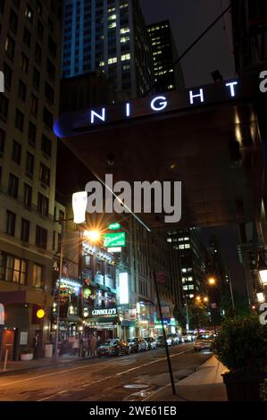 Auto parcheggiate fuori di notte Hotel Times Square di notte a New York, Stati Uniti d'America Foto Stock