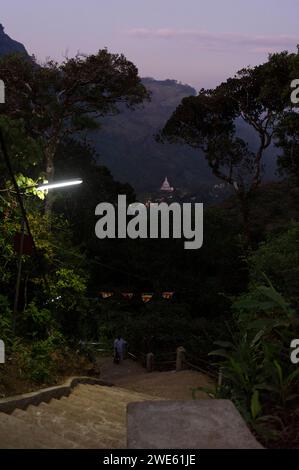 Pellegrini di andare al piano di sotto di notte in Sri Pada montagna, Sri Lanka Foto Stock