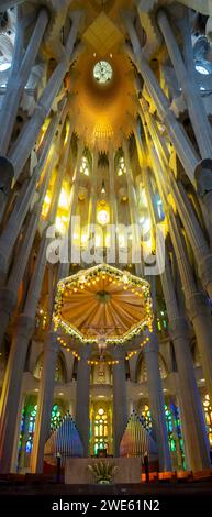 Sagrada Familia altare maggiore e baldacchino, Barcellona Foto Stock