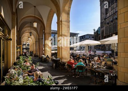 La gente siede nei bar e ristoranti della "Galerie Roter Turm" a Neumarkt, Chemnitz, Sassonia, Germania, Europa Foto Stock