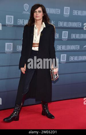 Nora Tschirner Ankunft zur Weltpremiere von EINE MILLION MINUTEN Kino ZooPalast a Berlino, AM 23.01.2024 Weltpremiere von EINE MILLION MINUTEN *** Nora Tschirner arriva alla prima mondiale di EINE MILLION MINUTEN al cinema ZooPalast di Berlino, il 23 01 2024 prima mondiale di EINE MILLION MINUTEN Photopress Mueller Foto Stock