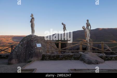 El torno, Spagna - 21 gennaio 2024: Mirador de la memoria. El torno, Caceres, punto panoramico della valle di Jerte. Scolpito da Francisco Cedenilla Carrasco, 2009 Foto Stock