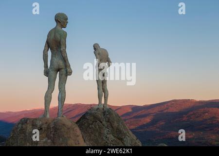 El torno, Spagna - 21 gennaio 2024: Mirador de la memoria. El torno, Caceres, punto panoramico della valle di Jerte. Scolpito da Francisco Cedenilla Carrasco, 2009 Foto Stock