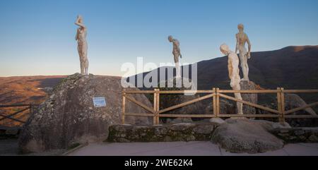 El torno, Spagna - 21 gennaio 2024: Mirador de la memoria. El torno, Caceres, punto panoramico della valle di Jerte. Scolpito da Francisco Cedenilla Carrasco, 2009 Foto Stock