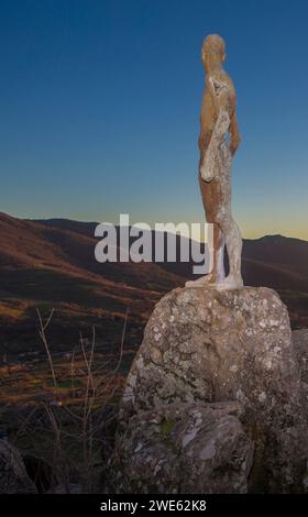 El torno, Spagna - 21 gennaio 2024: Mirador de la memoria. El torno, Caceres, punto panoramico della valle di Jerte. Scolpito da Francisco Cedenilla Carrasco, 2009 Foto Stock