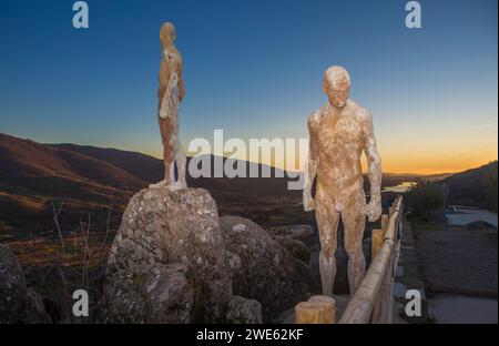 El torno, Spagna - 21 gennaio 2024: Mirador de la memoria. El torno, Caceres, punto panoramico della valle di Jerte. Scolpito da Francisco Cedenilla Carrasco, 2009 Foto Stock