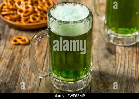 Birra rinfrescante e frizzante del giorno Green St Patricks in una tazza Foto Stock