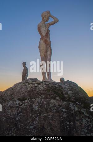 El torno, Spagna - 21 gennaio 2024: Mirador de la memoria. El torno, Caceres, punto panoramico della valle di Jerte. Scolpito da Francisco Cedenilla Carrasco, 2009 Foto Stock