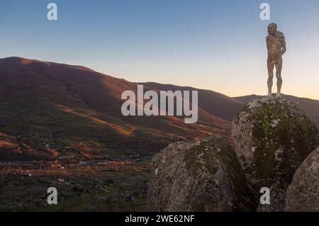 El torno, Spagna - 21 gennaio 2024: Mirador de la memoria. El torno, Caceres, punto panoramico della valle di Jerte. Scolpito da Francisco Cedenilla Carrasco, 2009 Foto Stock