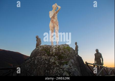 El torno, Spagna - 21 gennaio 2024: Mirador de la memoria. El torno, Caceres, punto panoramico della valle di Jerte. Scolpito da Francisco Cedenilla Carrasco, 2009 Foto Stock