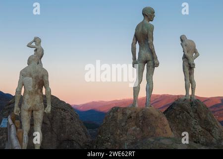 El torno, Spagna - 21 gennaio 2024: Mirador de la memoria. El torno, Caceres, punto panoramico della valle di Jerte. Scolpito da Francisco Cedenilla Carrasco, 2009 Foto Stock