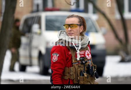 Kiev, Ucraina. 23 gennaio 2024. KIEV, UCRAINA - 23 GENNAIO, 2024 - Un volontario di un'unità di risposta rapida della società della Croce Rossa Ucraina fornisce aiuto alle persone evacuate da un edificio residenziale di cinque piani danneggiato a causa della caduta di detriti missilistici russi nel distretto di Sviatoshynskyi durante l'attacco missilistico russo di martedì mattina 23 gennaio a Kiev, capitale dell'Ucraina. Credito: Ukrinform/Alamy Live News Foto Stock