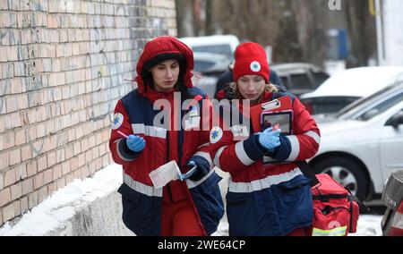 Kiev, Ucraina. 23 gennaio 2024. KIEV, UCRAINA - 23 GENNAIO 2024 - i paramedici arrivano nel distretto di Sviatoshynskyi dopo l'attacco missilistico russo di martedì 23 gennaio, Kiev, capitale dell'Ucraina. Credito: Ukrinform/Alamy Live News Foto Stock