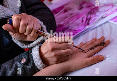 Tatuaggio henné applicato al dito sulla mano sinistra. Foto Stock