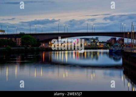 Kingston Briddge M8 Mortorway sopra il fiume Clyde, Glasgow, Scozia Foto Stock
