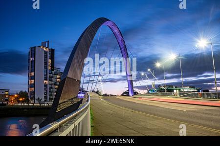 Il Clyde Arc, conosciuto anche come lo Squinty Bridge a Glasgow, in prima serata. Foto Stock
