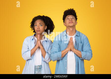 Una giovane coppia afroamericana con un paio di jeans casual e camicie blu Foto Stock