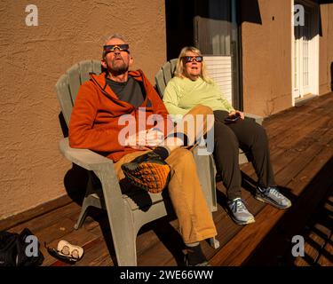 Turisti che guardano l'eclissi anulare dal balcone del bed and breakfast. Foto Stock