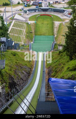 In esecuzione del grande Krokiew, luogo di salto con gli sci a Zakopane, costruito sul versante nord del monte Krokiew nei Tatra. Foto Stock