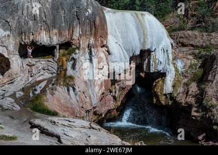 Il turista ha scattato una foto sotto la diga di Soda appena a nord del villaggio di Jemez Springs, New Mexico. Foto Stock