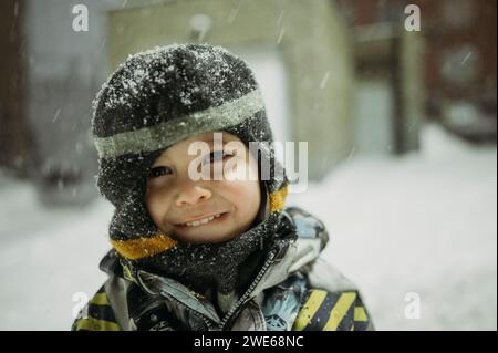 Ritratto di un ragazzo sorridente in inverno Foto Stock
