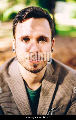 Giovane uomo con gli occhi verdi che indossa un blazer Foto Stock