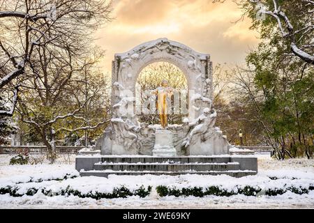 Austria, Vienna, Statua di Johann Strauss II a Stadtpark durante l'inverno Foto Stock