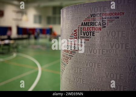 MANCHESTER, NEW HAMPSHIRE - 23 GENNAIO: Gli elettori si dirigono verso la sede elettorale del Beech Street School School Community Center di Manchester, New Hampshire, martedì 23 gennaio 2024. Nikki Haley, l'ultimo importante sfidante GOP tra l'ex presidente Donald Trump e la nomina GOP, è stato il martedì delle primarie del New Hampshire. (Foto di Michael Nigro) credito: SIPA USA/Alamy Live News Foto Stock