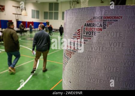 MANCHESTER, NEW HAMPSHIRE - 23 GENNAIO: Gli elettori si dirigono verso la sede elettorale del Beech Street School School Community Center di Manchester, New Hampshire, martedì 23 gennaio 2024. Nikki Haley, l'ultimo importante sfidante GOP tra l'ex presidente Donald Trump e la nomina GOP, è stato il martedì delle primarie del New Hampshire. (Foto di Michael Nigro) credito: SIPA USA/Alamy Live News Foto Stock