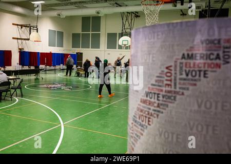 MANCHESTER, NEW HAMPSHIRE - 23 GENNAIO: Gli elettori si dirigono verso il seggio alla Beech Street School di Manchester, New Hampshire, martedì 23 gennaio 2024. Nikki Haley, l'ultimo importante sfidante GOP tra l'ex presidente Donald Trump e la nomina GOP, è stato il martedì delle primarie del New Hampshire. (Foto di Michael Nigro) credito: SIPA USA/Alamy Live News Foto Stock