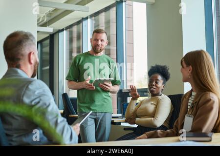 Uomini d'affari e donne d'affari che discutono in ufficio Foto Stock