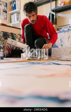 Pittura d'artista con acquerelli e pennello su tela Foto Stock