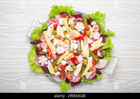 Fiambre, insalata di Guatemala, Messico e America Latina, vista dall'alto su un grande piatto con sfondo di legno bianco. Piatto festivo per il giorno di tutti i Santi (giorno Foto Stock