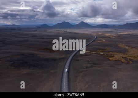 Islanda, Austurland, vista aerea di un autocarro solitario che guida lungo la Route 1 Foto Stock