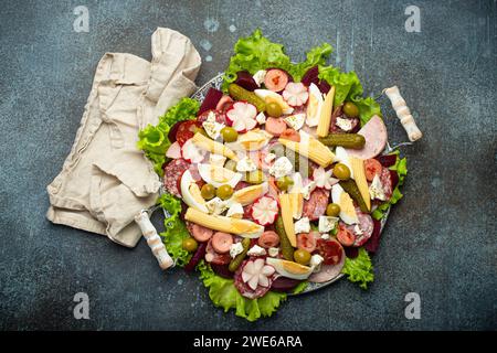 Fiambre, insalata di Guatemala, Messico e America Latina, servita su un grande piatto con vista dall'alto. Piatto festivo per la celebrazione del giorno di tutti i Santi (giorno dei morti) m Foto Stock