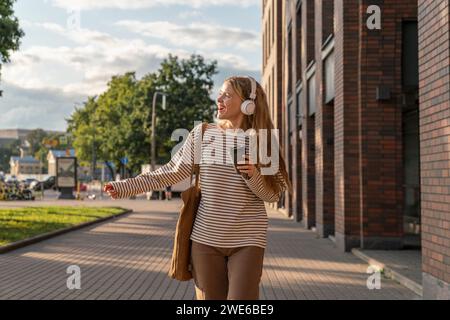 Alle donne piace ascoltare musica e camminare sui sentieri Foto Stock