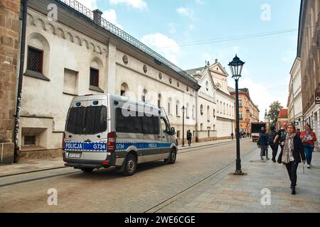 Un furgone della polizia nelle antiche strade d'Europa. Cracovia, Polonia - 05.16.2019 Foto Stock