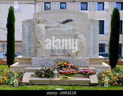 Secondo memoriale della guerra mondiale, con corona di fiori, Revel, Francia Foto Stock
