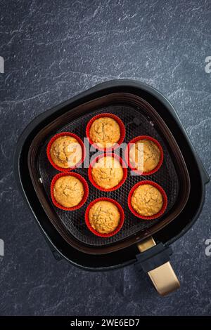 Cucinare e cuocere in airfryer - muffin di mela fatti in casa Foto Stock