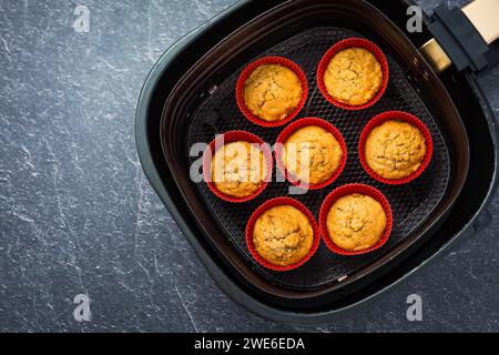 Cucinare e cuocere in airfryer - muffin di mela fatti in casa Foto Stock