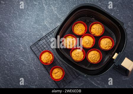 Cucinare e cuocere in airfryer - muffin di mela fatti in casa Foto Stock